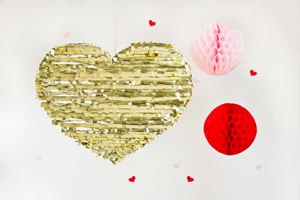 Valentines-Day-DIY-Gold-Mylar-Heart-Pinata